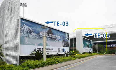 廈門郵輪中心廣場南側(cè)車道旁右側(cè)立式燈箱廣告