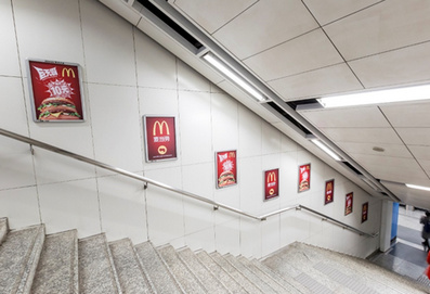 1、2、10號(hào)線(xiàn)梯旁看板廣告