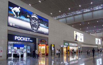 重慶機(jī)場(chǎng)T3零售區(qū)域辦票大廳頭頂燈箱廣告