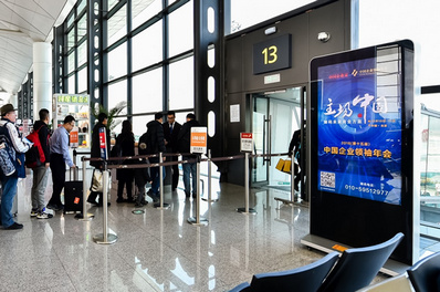 沈陽(yáng)機(jī)場(chǎng)出發(fā)區(qū)刷屏機(jī)廣告