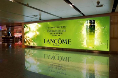大連機(jī)場一層到達(dá)通廊燈箱廣告 大連機(jī)場一層到達(dá)通廊燈箱廣告