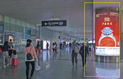 到達(dá)層出站通道雙面包柱燈箱廣告