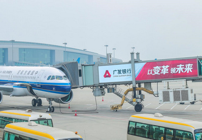 國(guó)內(nèi)國(guó)際出發(fā)區(qū)外廊橋看板廣告