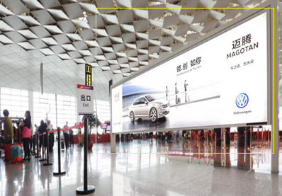 四層出發(fā)大廳值機島中間站立式燈箱廣告