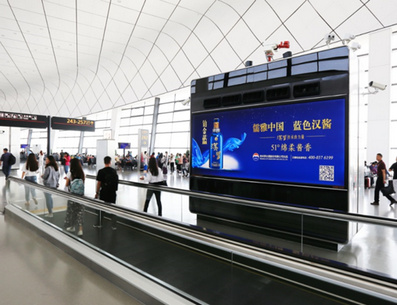 三層國內(nèi)國際候機區(qū)平行步道旁風(fēng)塔燈箱廣告