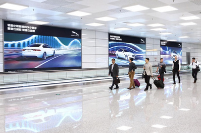 二層國內(nèi)到達南匯聚通廊墻面燈箱廣告