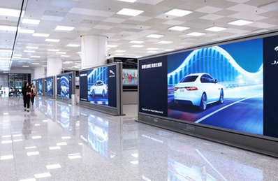 二層國內(nèi)到達南匯聚通廊立式燈箱廣告