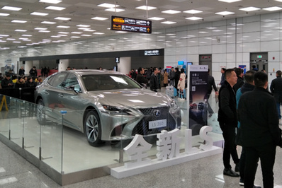 二層國內(nèi)國際到達迎客廳出口展位廣告