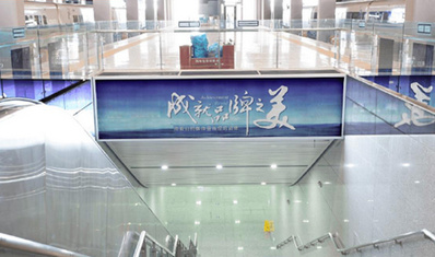 出站站臺(tái)層樓梯口上方梯眉燈箱廣告