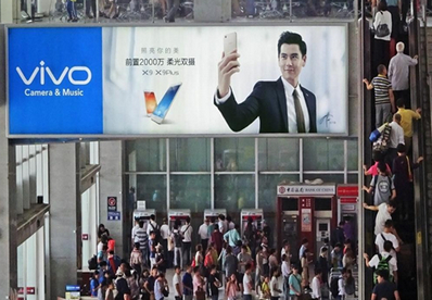 ?？跂|站候車廳墻體燈箱廣告