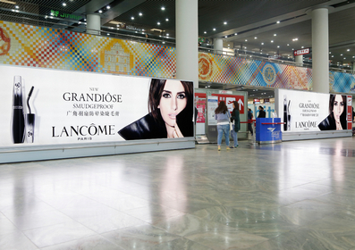 澳門國(guó)際機(jī)場(chǎng)出發(fā)大廳前燈箱廣告