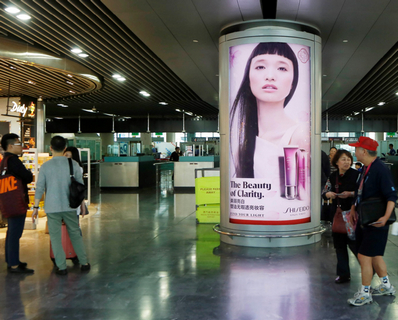 澳門機(jī)場(chǎng)免稅品區(qū)柱立式燈箱廣告