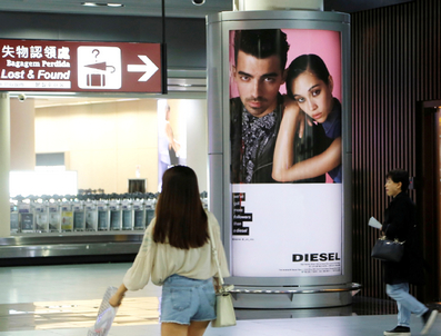 澳門機(jī)場(chǎng)行李提取區(qū)柱立式燈箱廣告
