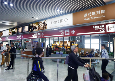 澳門機(jī)場(chǎng)接機(jī)大堂入境歡迎燈箱廣告