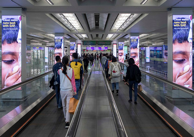 香港機場五樓到達(dá)數(shù)碼柱長廊廣告
