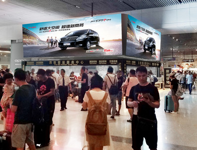 西安北站到達(dá)層出站口服務(wù)臺墻面燈箱廣告