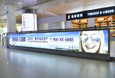 三亞機(jī)場T1一層迎客廳，正對行李廳B出口燈箱廣告
