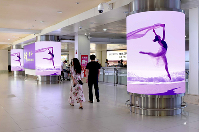 三亞機(jī)場T1一層迎客廳，行李廳B出口包柱燈箱廣告