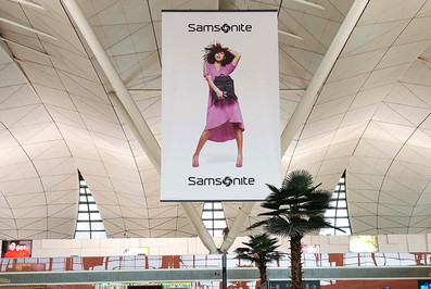 沈陽(yáng)機(jī)場(chǎng)出發(fā)值機(jī)大廳辦票島上方吊旗廣告