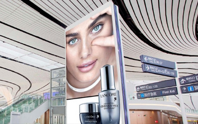 北京大興機場國際出發(fā)免稅區(qū)圖騰燈箱廣告 北京大興機場國際出發(fā)免稅區(qū)圖騰燈箱廣告