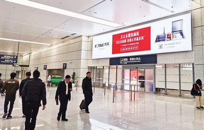 寧波機(jī)場(chǎng)國(guó)際出口外門廊上方燈箱廣告案例圖 寧波機(jī)場(chǎng)國(guó)際出口外門廊上方燈箱廣告案例圖