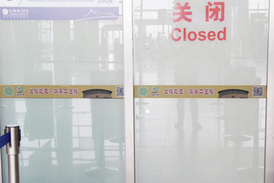 廈門機(jī)場安檢口前方防撞條廣告