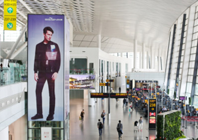 鄭州機場國內(nèi)候機區(qū)電梯貼廣告