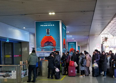 沈陽(yáng)站候車(chē)大廳南側(cè)檢票口直梯燈箱廣告 沈陽(yáng)站候車(chē)大廳南側(cè)檢票口直梯燈箱廣告