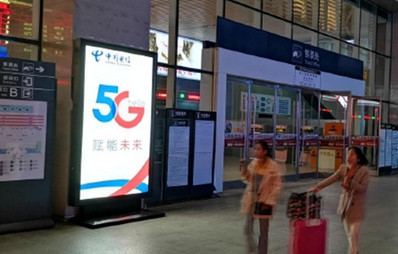 海口東站站前廣場正前方燈箱廣告