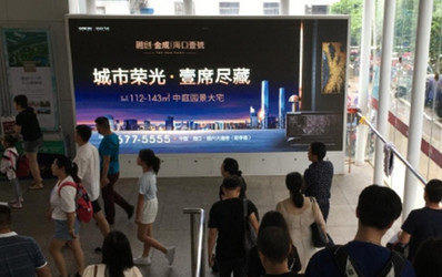 ?？跂|站出站口下樓梯正對面燈箱廣告