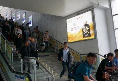 東升站B1、A1電梯通道旁包柱燈箱廣告