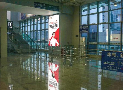 南頭站A2、B2電梯通道旁燈箱廣告