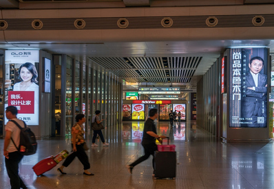 上海虹橋站到達層商業(yè)區(qū)墻面燈箱廣告