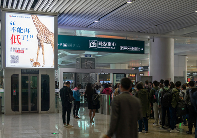杭州東站到達(dá)層出站檢票口楣頭燈箱廣告 杭州東站到達(dá)層出站檢票口楣頭燈箱廣告