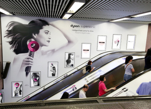 戴森扶手電梯數(shù)碼屏廣告 戴森扶手電梯數(shù)碼屏廣告