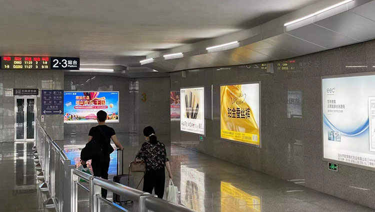 櫻姿娜潮陽(yáng)高鐵站燈箱廣告3
