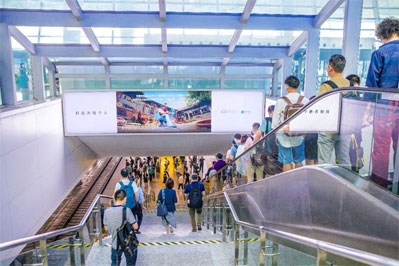 杭州東高鐵站進(jìn)站口檢票楣頭燈箱廣告 杭州東高鐵站進(jìn)站口檢票楣頭燈箱廣告
