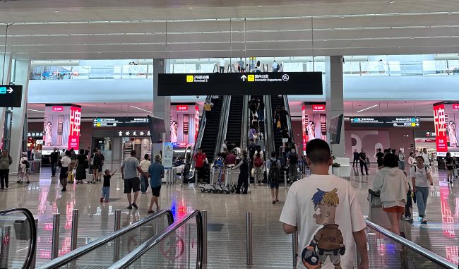 成都機(jī)場(chǎng)到達(dá)出口四面立柱LED廣告投放，成都天府機(jī)場(chǎng)大屏廣告