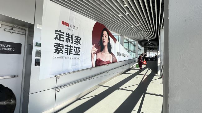 廣州機(jī)場(chǎng)T2外廊橋大牌廣告投放，廣州白云機(jī)場(chǎng)內(nèi)廊橋廣告價(jià)格