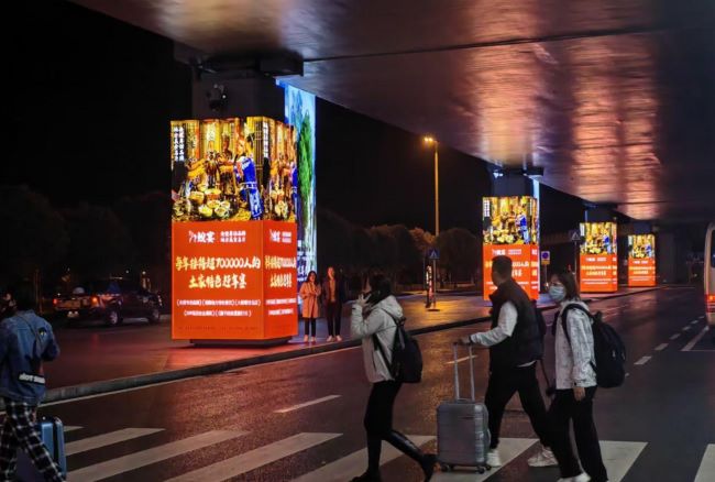 張家界機(jī)場到達(dá)門廊戶外包柱廣告投放，張家界荷花機(jī)場廣告