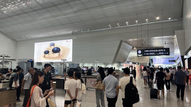 廣州機場出發(fā)安檢大廳高空墻面廣告牌投放，廣州白云機場廣告