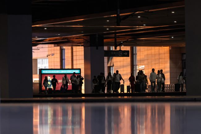 福州南站站臺燈箱廣告投放，福州南高鐵站大屏廣告案例