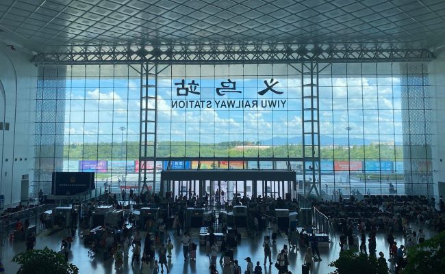 義烏火車(chē)站進(jìn)站口圍擋大牌廣告投放，義烏站高鐵廣告價(jià)格