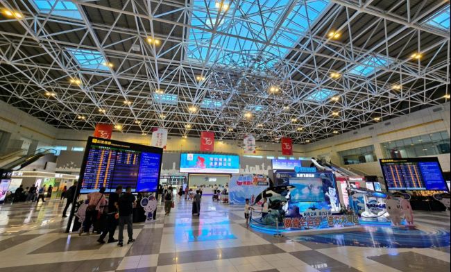 珠海金灣機(jī)場(chǎng)出發(fā)大廳中央LED廣告投放，珠海機(jī)場(chǎng)大屏廣告價(jià)格