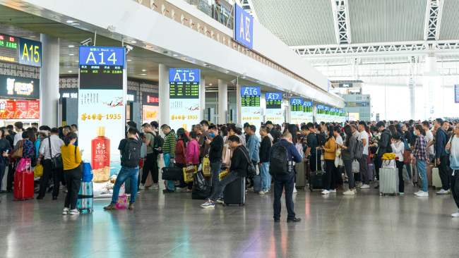 廣州南站候車(chē)大廳檢票口雙面大屏廣告，廣州南高鐵站LED廣告