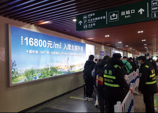 揚州站高鐵出站通道墻面燈箱廣告投放，揚州火車站廣告價格