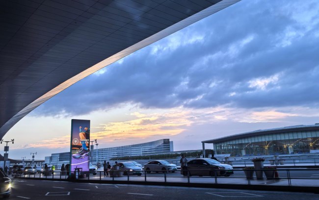 青島膠東機場出發(fā)戶外車道立牌燈箱廣告，青島機場廣告價格