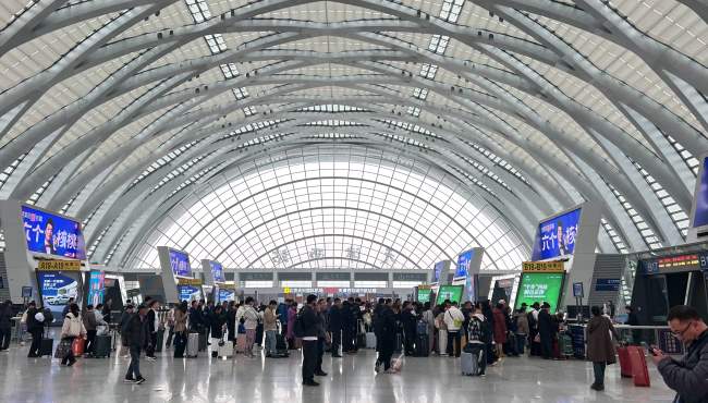 天津西站候車大廳檢票口上方廣告，天津西高鐵站大屏廣告價(jià)格