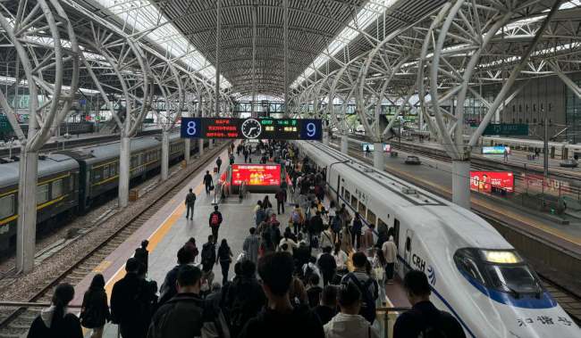 南京站出站扶梯楣頭燈箱廣告：樞紐客流的高效觸達之道