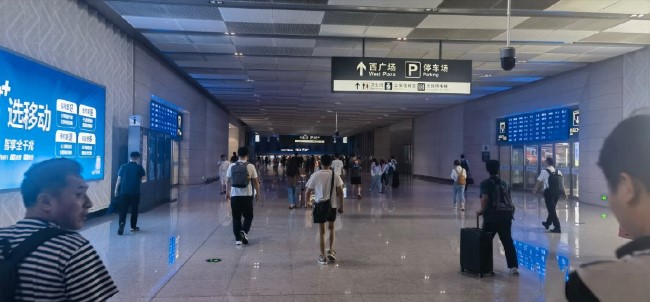 鹽城高鐵站出站通道燈箱廣告：精準觸達旅客的視覺焦點